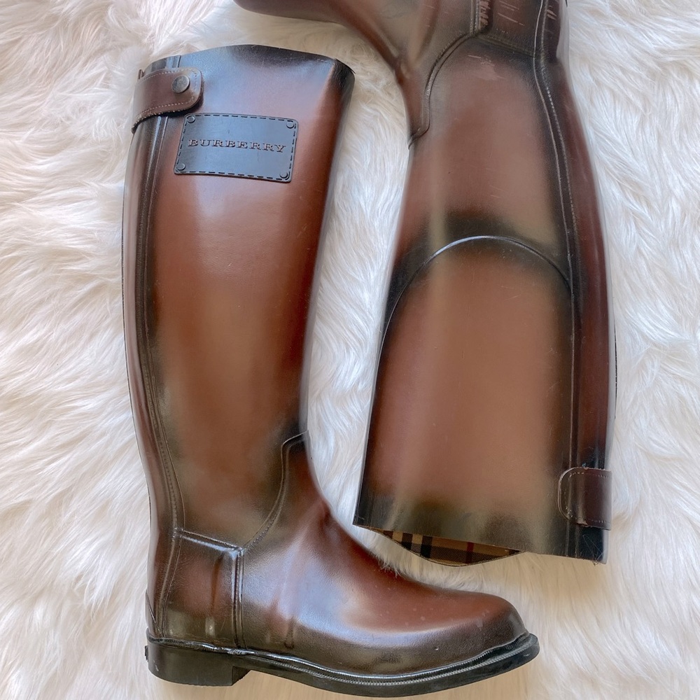 Burberry Sienna Equestrian Brown Rubber Rain Boots Size
38 or 7.5 in womens